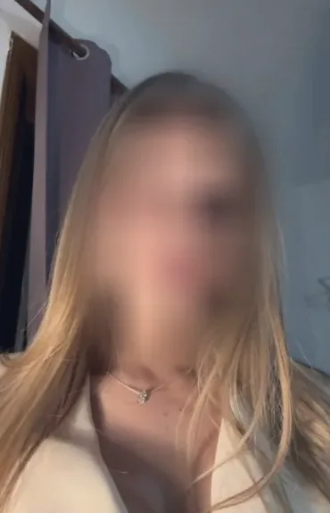 Claudia, 22