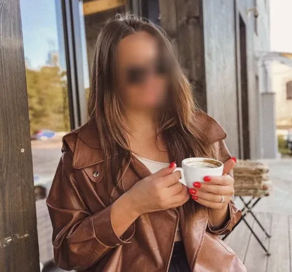 Manuela, 27